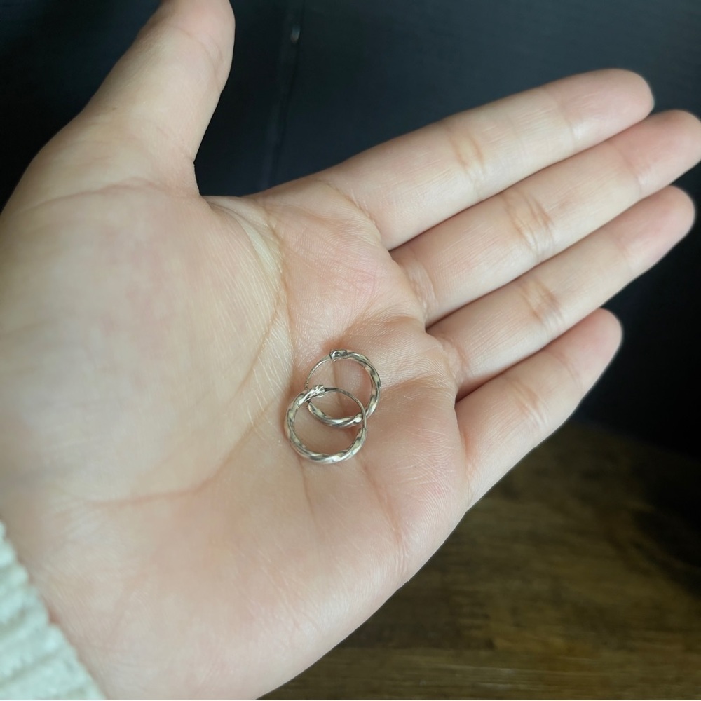 Sterling silver 9 mm knotted 925 Huggie hoop braided earrings - Picture 5 of 6